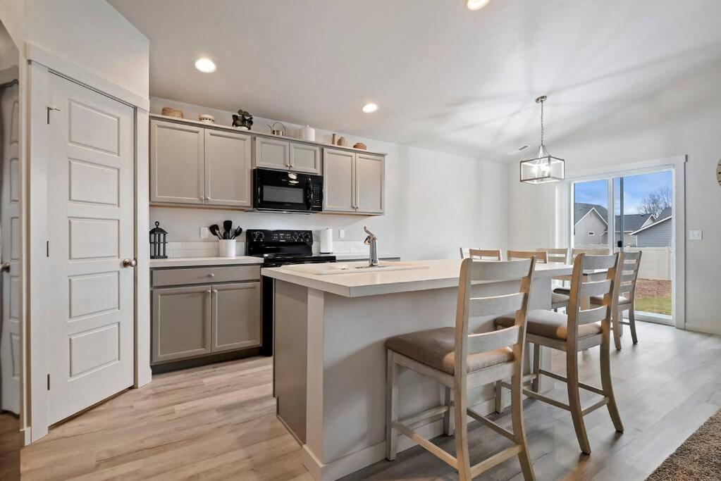 Beautiful Brand New Kuna Home! Экстерьер фото