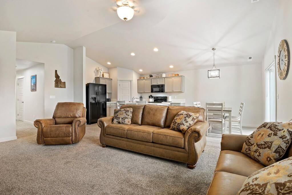 Beautiful Brand New Kuna Home! Экстерьер фото