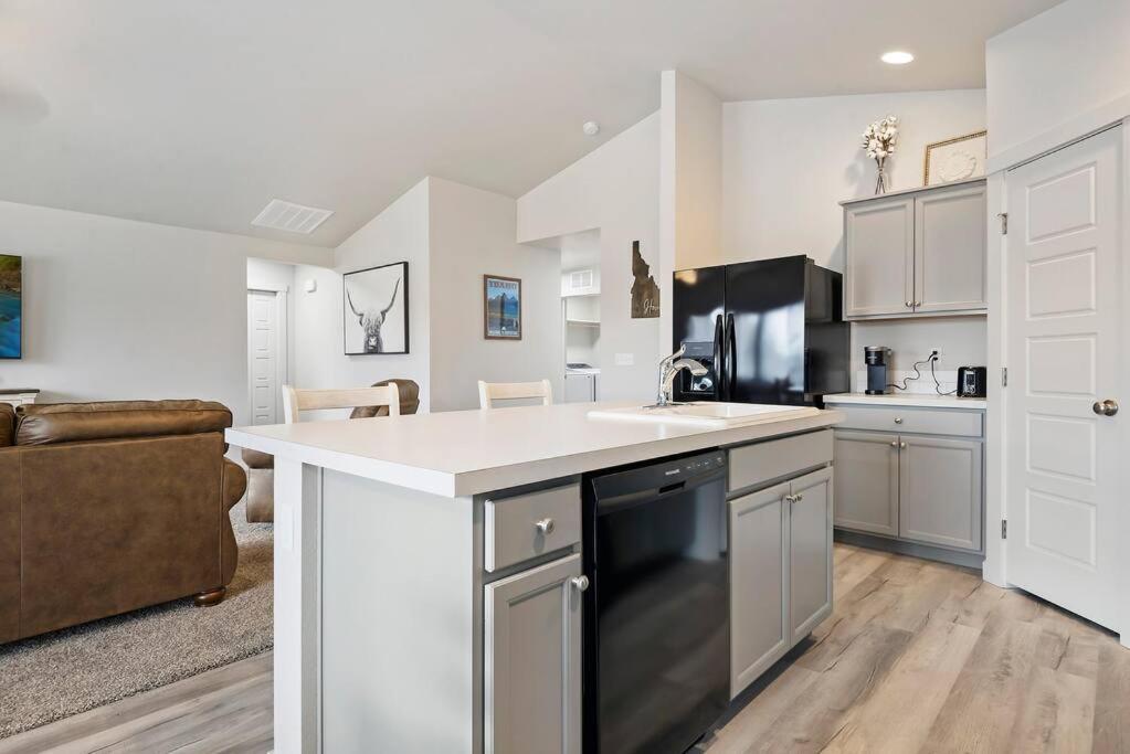 Beautiful Brand New Kuna Home! Экстерьер фото